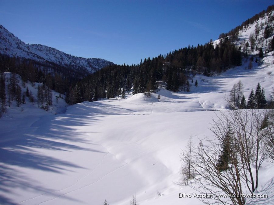 34 Il lago del Prato sotto la neve.JPG